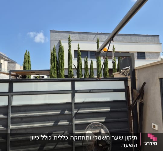 שער חשמלי מתכת עם לוחות זכוכית חלבית